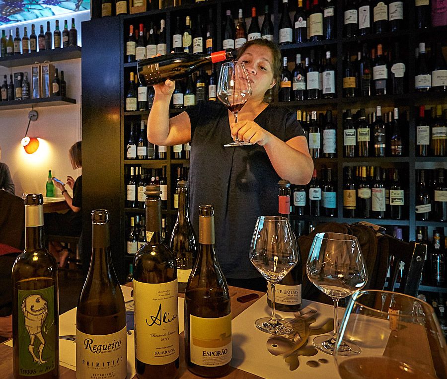 Enjoyed another great tasting at the BA Wine bar in Lisbon. Thanks to the son Sam who convinced owner Daniel to organise Carla the sommelier to take us through a few Portugese wines including David Baverstock’s ‘Alentejo Portugal’ Reserva 2015. David is an Australian wine maker, he's the chief winemaker for 'Esparao' Wines.