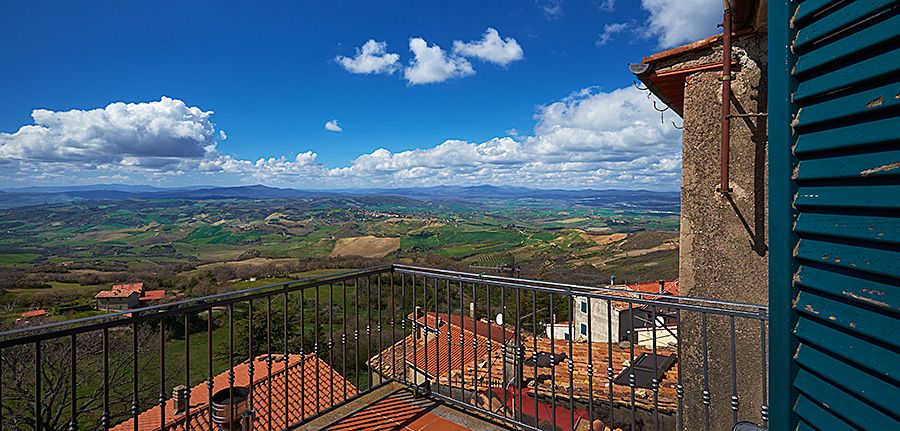 The view from Alison and Claudio's balcony in the hillside village of Cinigiano : Photo © Milton Wordley.