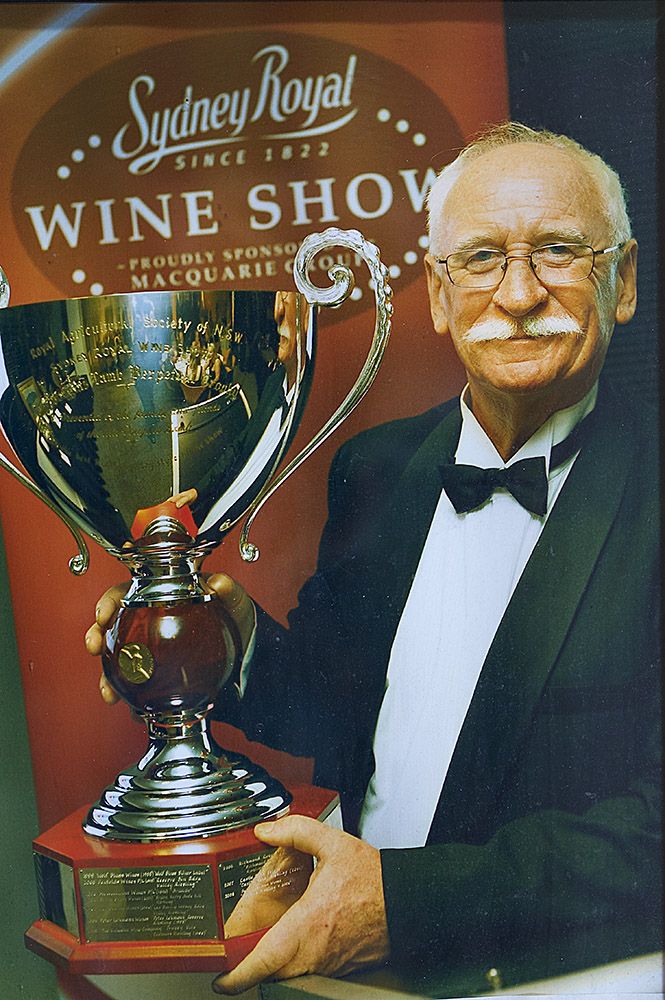Ken with the Doug Lamb Trophy for the best Riesling at the Sydney Royal wine show in 2009 : Photo © Sophie Granger 