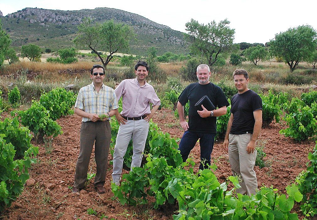 Chris Ringland consulting with José Miguel Sanmartin, José Luis Chueca,  and Alberto Sebastian. Campo de Borja, Spain, June 2002 Tabuenca Sub-Region.  