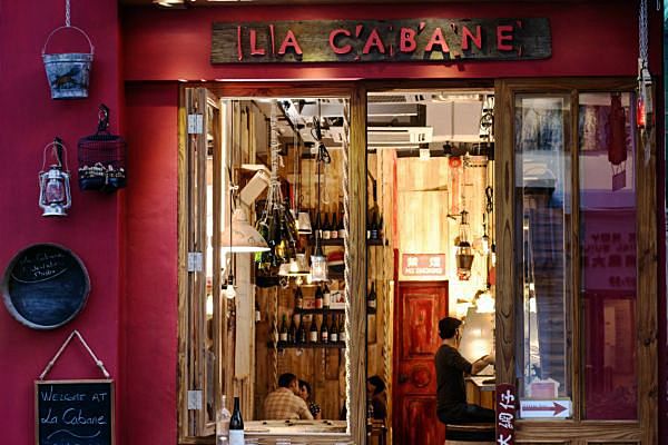 'La Cabane' wine bar Hing Kong.