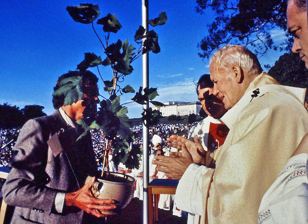 Presenting Pope John Paul with a grapevine originally from one brought to NZ by Catholic missionaries in 1850.